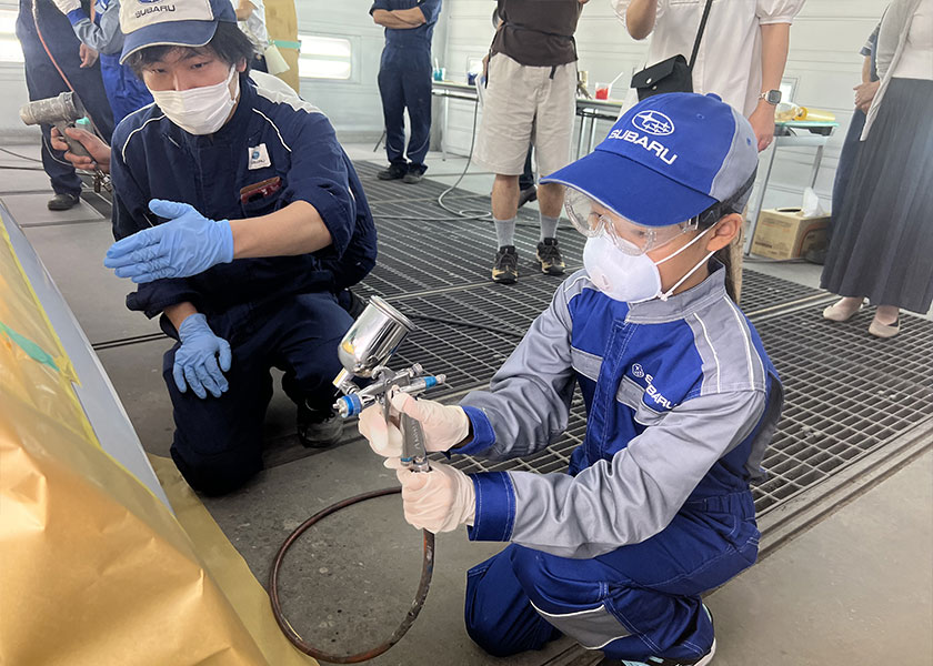 メンテナンスの見学をする小学生